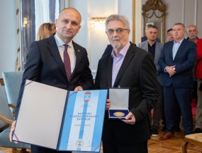 Josip Cvenić prima nagradu za životno djelo Osječko-baranjske županije